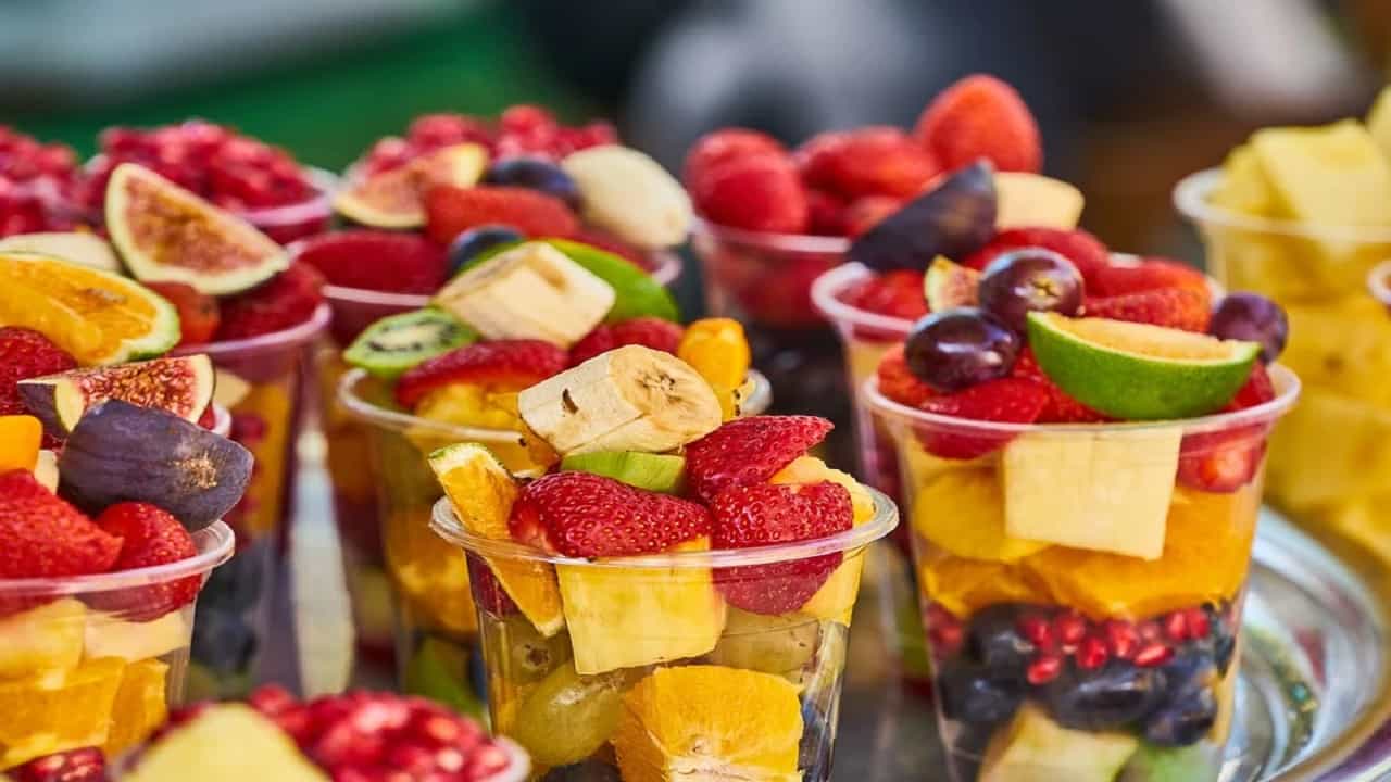 Summer Fruits: গরম থেকে বাঁচতে রোজ ফল খাচ্ছেন, কিন্তু এই ভুলগুলি হচ্ছে না তো? Summer Fruits: গরম থেকে বাঁচতে রোজ ফল খাচ্ছেন, কিন্তু এই ভুলগুলি হচ্ছে না তো?