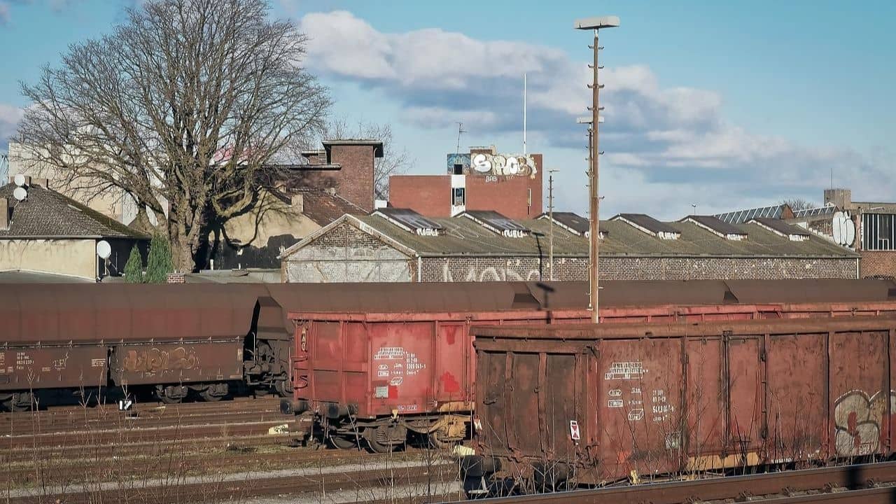 Passenger Train Cancel: চরম দুর্ভোগ যাত্রীদের, মালগাড়িকে পথ ছাড়তে বাতিল হচ্ছে ৬০০-রও বেশি ট্রেন!
