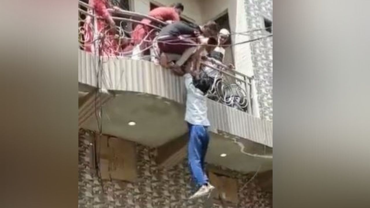 Viral Video of Man Hanging from Balcony: আত্মহত্যা করতে গিয়েই পিছলে গেল পা, তারপর যা অবস্থা হল, দেখলে শিউরে উঠবেন...