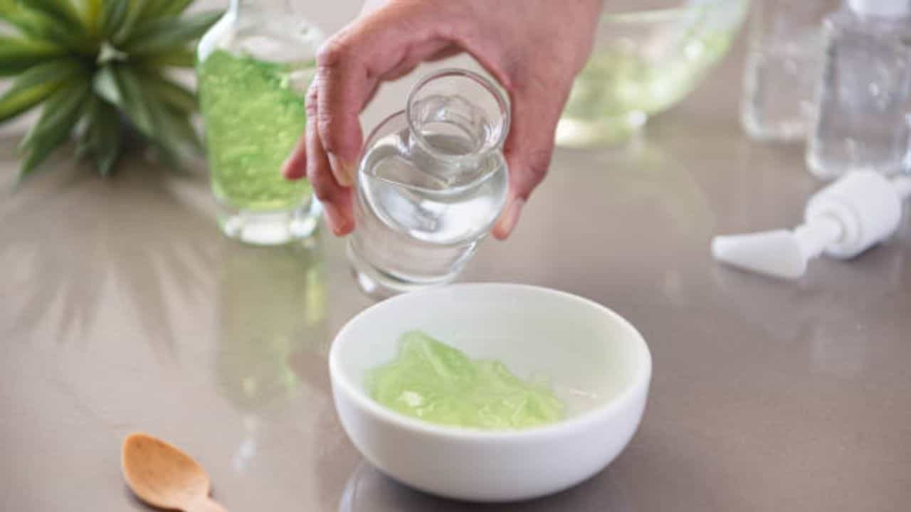 Aloe Vera Gel: টোনার থেকে ফেসপ্যাক, গরমে যে ভাবে ব্যবহার করবেন অ্যালোভেরা জেল Aloe Vera Gel: টোনার থেকে ফেসপ্যাক, গরমে যে ভাবে ব্যবহার করবেন অ্যালোভেরা জেল