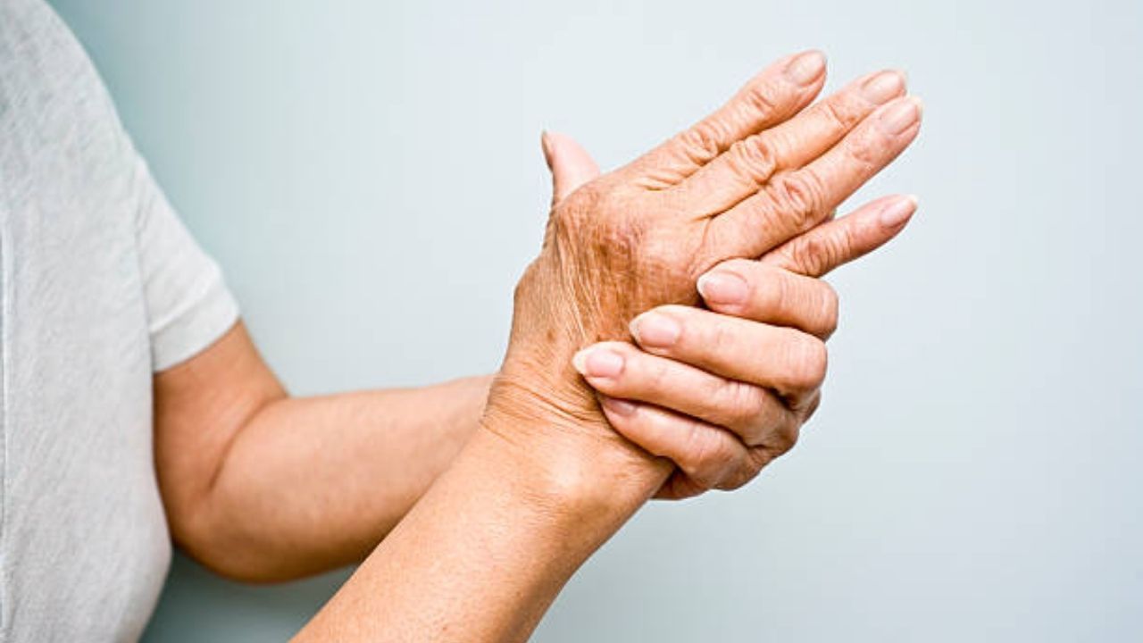 Hands Care: বলিরেখা কি শুধু মুখেই পড়ে? ঘরোয়া উপায়ে যত্ন নিন হাতেরও Hands Care: বলিরেখা কি শুধু মুখেই পড়ে? ঘরোয়া উপায়ে যত্ন নিন হাতেরও