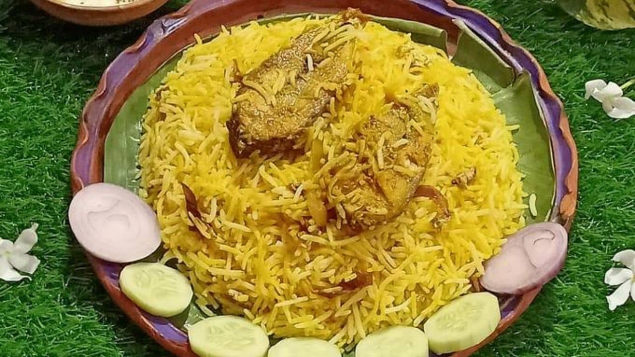 Poila Baisakh 2022: পয়লা বৈশাখে চাই স্পেশাল কিছু, ঘরোয়া পদ্ধতিতে রেঁধে ফেলুন ইলিশ কাচ্চি বিরিয়ানি!