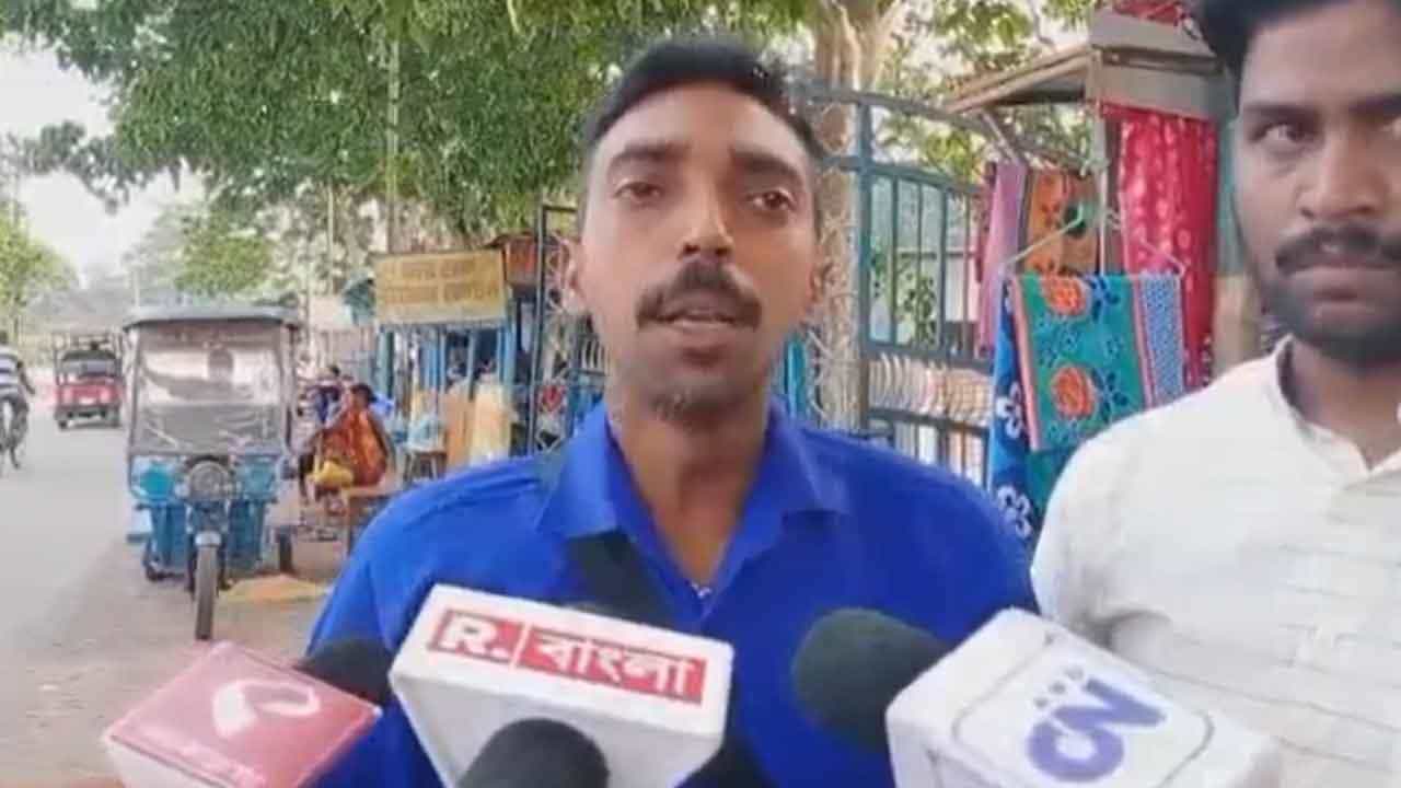 Jalpaiguri News: গরীব টোটো চালককে তৃণমূল শ্রমিক নেতার নিদান; মানতে না পেরে আত্মহত্যা, দাবি স্ত্রীর Jalpaiguri News: গরীব টোটো চালককে তৃণমূল শ্রমিক নেতার নিদান; মানতে না পেরে আত্মহত্যা, দাবি স্ত্রীর