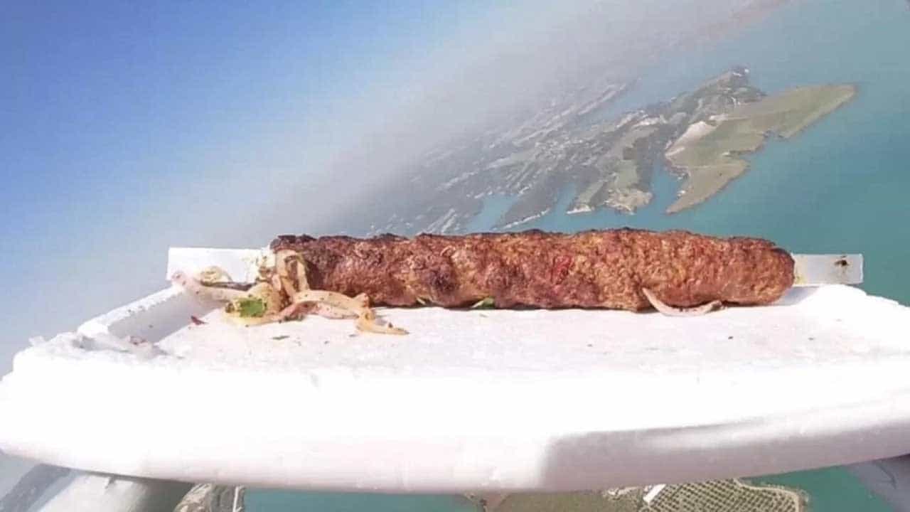 Kebab into Space: কাবাবের মহাকাশযাত্রা! বেলুনে বেঁধে মহাকাশে কাবাব পাঠালো তুরস্কের রেস্তোরাঁ Kebab into Space: কাবাবের মহাকাশযাত্রা! বেলুনে বেঁধে মহাকাশে কাবাব পাঠালো তুরস্কের রেস্তোরাঁ
