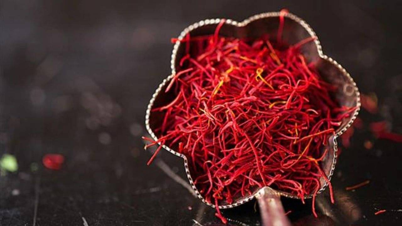 Glowing Skin Care: শুধু ট্যান নয়, ত্বকের যে কোনও সমস্যার মোক্ষম উপাদান কেশর! ঘরোয়া উপায়ে রইল কিছু টিপস