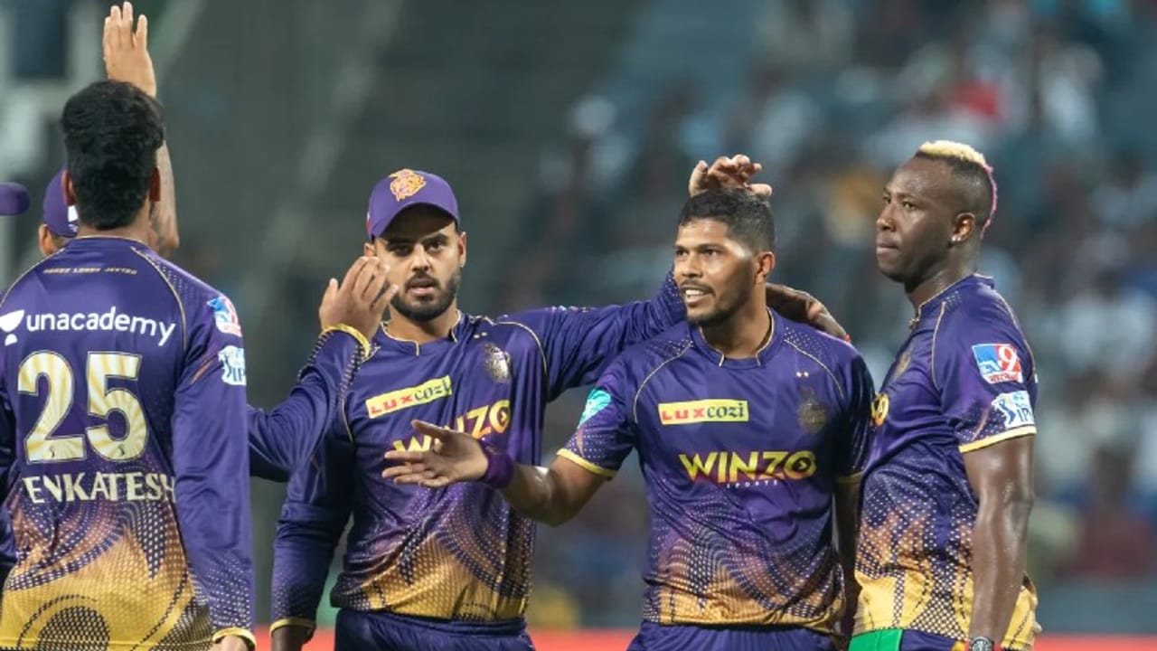 এখনও পর্যন্ত হওয়া আইপিএলের ১৫টি ম্যাচের নিরিখে বর্তমানে পার্পল ক্যাপের দৌড়ে শীর্ষ স্থান ধরে রেখেছেন কলকাতা নাইট রাইডার্সের উমেশ যাদব (Umesh Yadav)। তিনি ৪টি ম্যাচে ৯টি উইকেট পেয়েছেন। এবং সেই ৪টি ম্যাচে ১৬ ওভার বল করার বিনিময়ে ৮৪ রান দিয়েছেন উমেশ। (ছবি-আইপিএল ওয়েবসাইট)