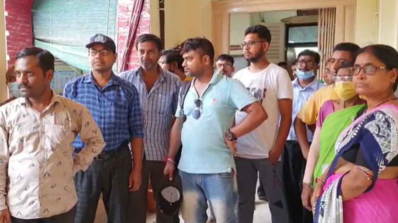 KMC Worker Died: গরমে পথেঘাটে কাজ, অসুস্থ হয়ে মৃত্যু কলকাতা পুরনিগমের স্বাস্থ্য বিভাগের কর্মীর KMC Worker Died: গরমে পথেঘাটে কাজ, অসুস্থ হয়ে মৃত্যু কলকাতা পুরনিগমের স্বাস্থ্য বিভাগের কর্মীর