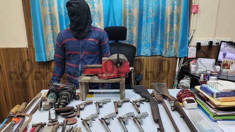 Arms Factory: পোলট্রির ব্যবসা মার খেতেই বাড়িতে অস্ত্রের কারখানা, কে এই মহিউদ্দিন? উত্তর খুঁজছে পুলিশ