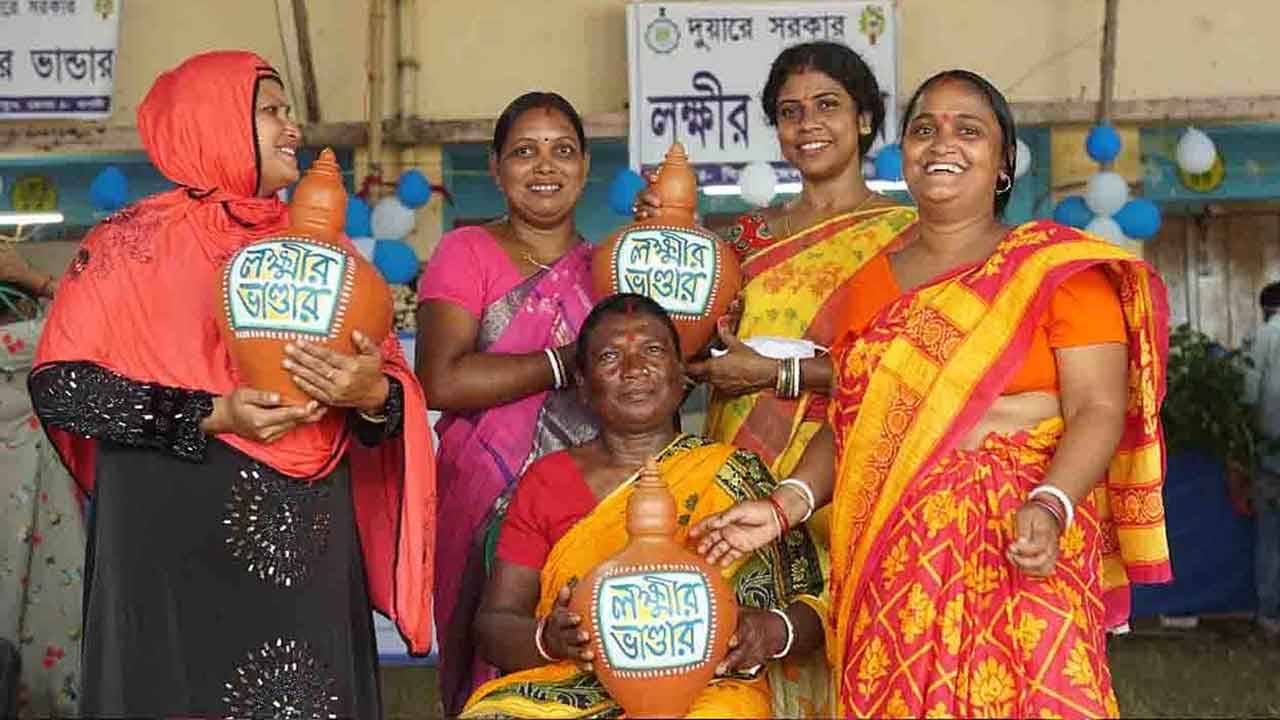 Lakshmir Bhandar: বাংলায় লক্ষ্মী আনতে হাতিয়ার ‘লক্ষ্মীর ভাণ্ডার’, বোধনেই অনেকের ঝাঁপি ভরবে মুখ্যমন্ত্রীর হাত ধরে