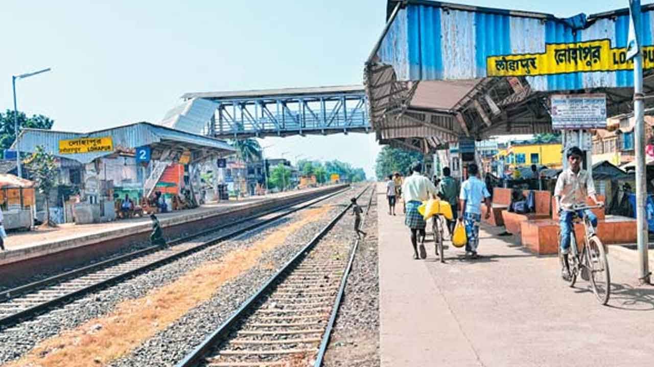 Birbhum Crime: তরুণীর মোবাইলে টান, মুঠো চাপতেই চলন্ত ট্রেন থেকে ধাক্কা মারল যুবক