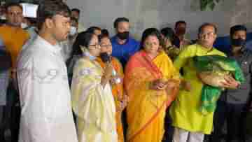 CM Mamata Banerjee: রাজনীতির বাইরেও আমি তো একটা মানুষ..., কালীঘাটে পুজো দিয়ে বললেন মমতা বন্দ্যোপাধ্যায়