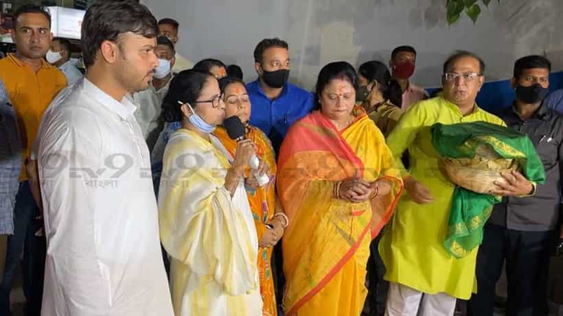 CM Mamata Banerjee: রাজনীতির বাইরেও আমি তো একটা মানুষ..., কালীঘাটে পুজো দিয়ে বললেন মমতা বন্দ্যোপাধ্যায়