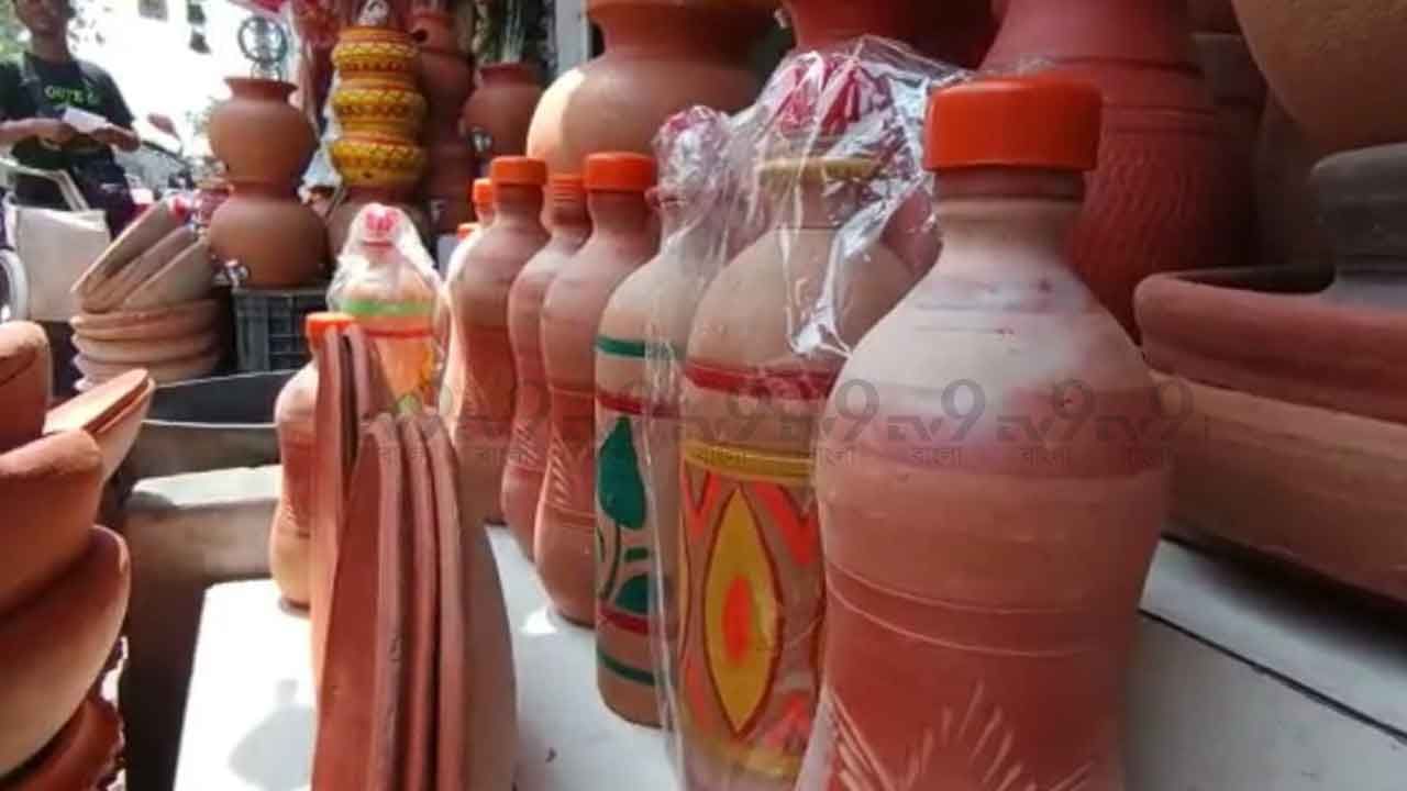 Earthen Water Bottle: ফিরছে পুরনো সময়, একটু অন্য ঢঙে; দাবদাহের বাংলায় দেদার বিকোচ্ছে মাটির বোতল