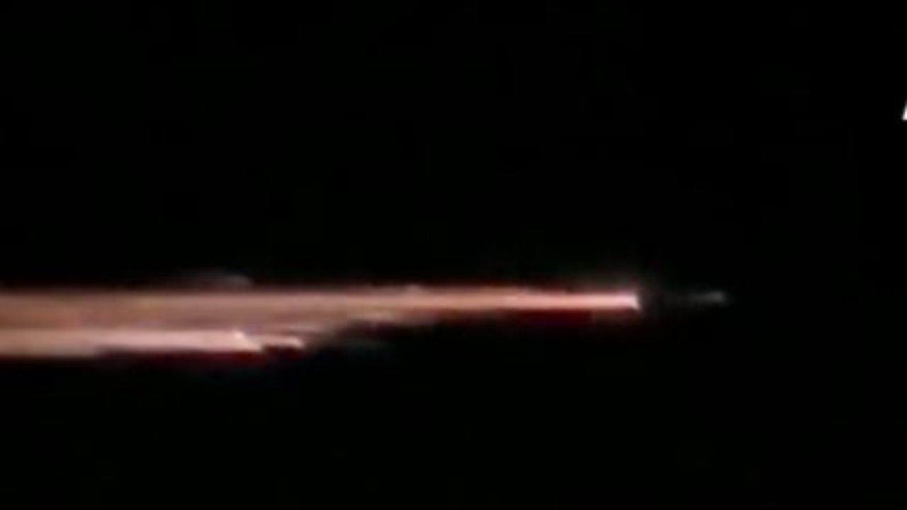 Meteor Shower অন্ধকার আকাশের বুক চিড়ে ধেয়ে আসছে উজ্বল আলো! তবে কী ভিনগ্রহের প্রাণীরাই হানা