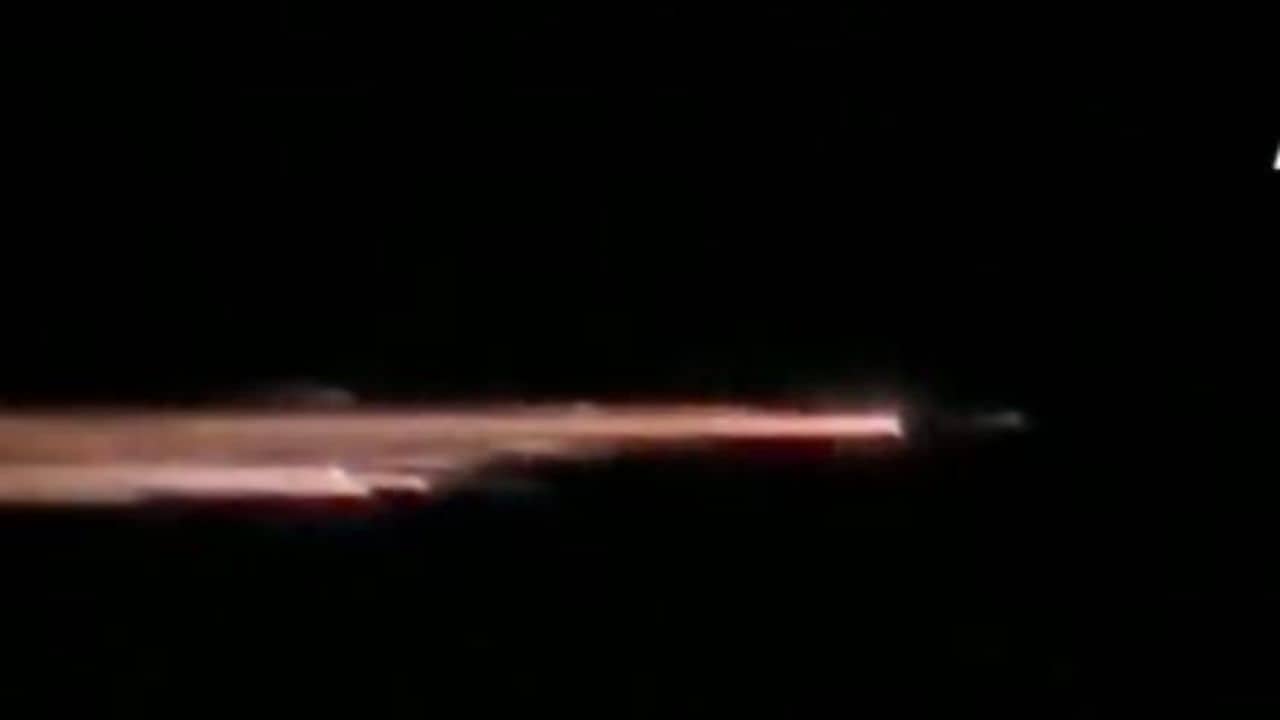 Meteor Shower: অন্ধকার আকাশের বুক চিড়ে ধেয়ে আসছে উজ্বল আলো! তবে কী ভিনগ্রহের প্রাণীরাই হানা দিল পৃথিবীতে?