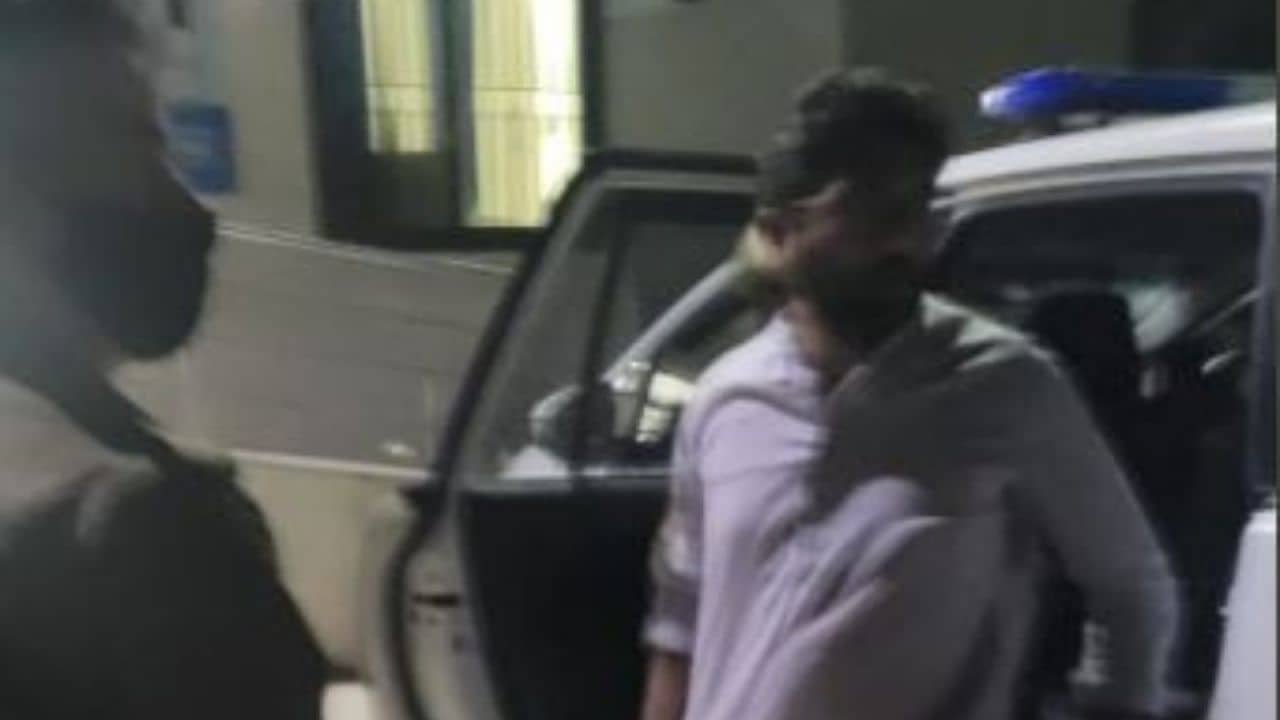 Gujarat MLA Arrested: মাঝরাতে দরজায় কড়া, বিধায়ককে গ্রেফতার করে নিয়ে গেল ভিন রাজ্যের পুলিশ