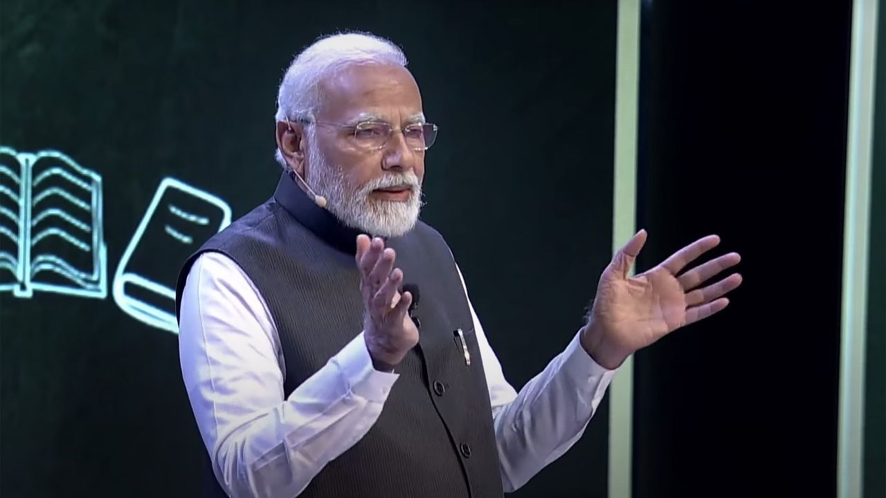 PM Narendra Modi: 'অনলাইনে পড়ো নাকি রিল দেখ?', পড়ুয়াদের মনোবল বাড়াতে দারুণ টোটকা নমোর