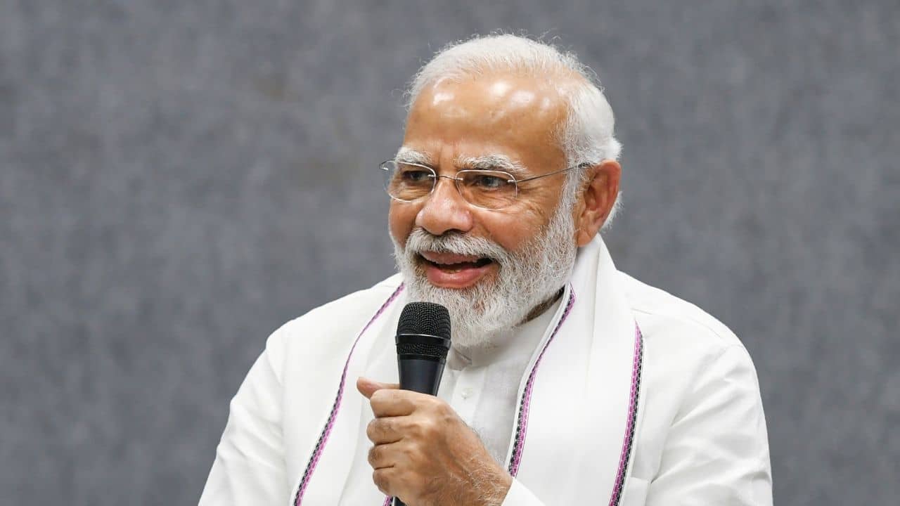 PM Modi J&K Visit: বিশেষ মর্যাদা প্রত্যাহারের পর প্রথমবার জম্মু সফরে নমো, নিয়ে যাচ্ছেন এক ঝুলি উপহার