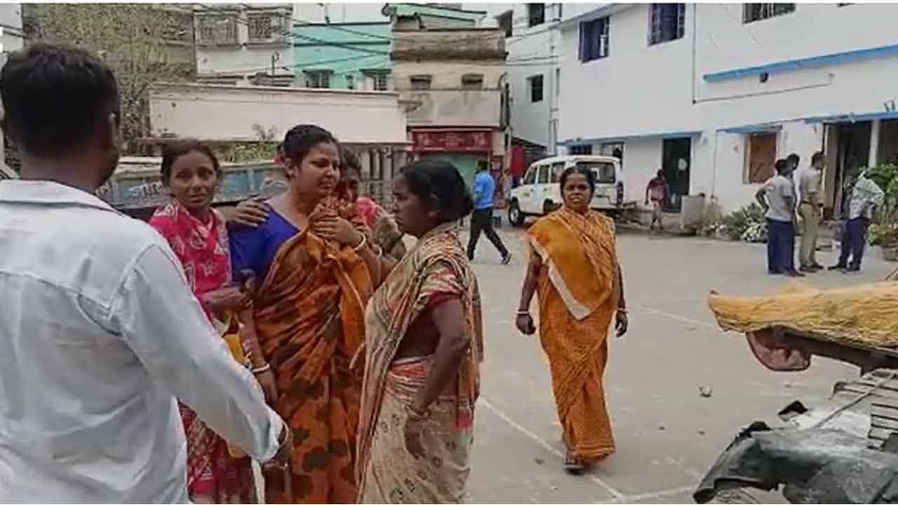 Nabadwip Murder: প্রাতঃভ্রমণে বেরিয়েছিলেন, পিছন থেকে মহিলার কানের পাশ ফুঁড়ে বেরিয়ে গেল গুলি! Nabadwip Murder: প্রাতঃভ্রমণে বেরিয়েছিলেন, পিছন থেকে মহিলার কানের পাশ ফুঁড়ে বেরিয়ে গেল গুলি!