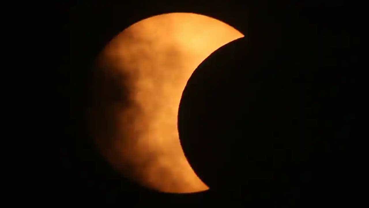 First eclipse of 2022: বছরের প্রথম আংশিক সূর্যগ্রহণ কবে? ভারত থেকে কি দেখা যাবে? কী বলছেন বিজ্ঞানীরা First eclipse of 2022: বছরের প্রথম আংশিক সূর্যগ্রহণ কবে? ভারত থেকে কি দেখা যাবে? কী বলছেন বিজ্ঞানীরা