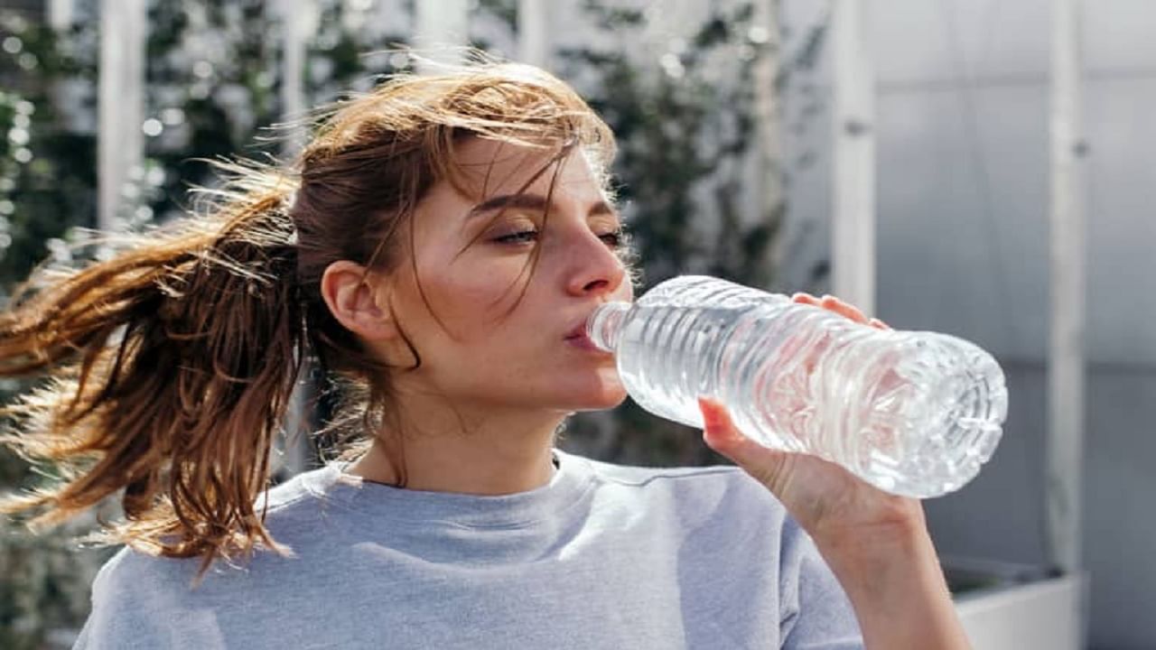 Side Effects Of Plastic Water Bottles: প্লাস্টিকের বোতলে জল খান, গরমের দিনে কতটা  ভুল করছেন?