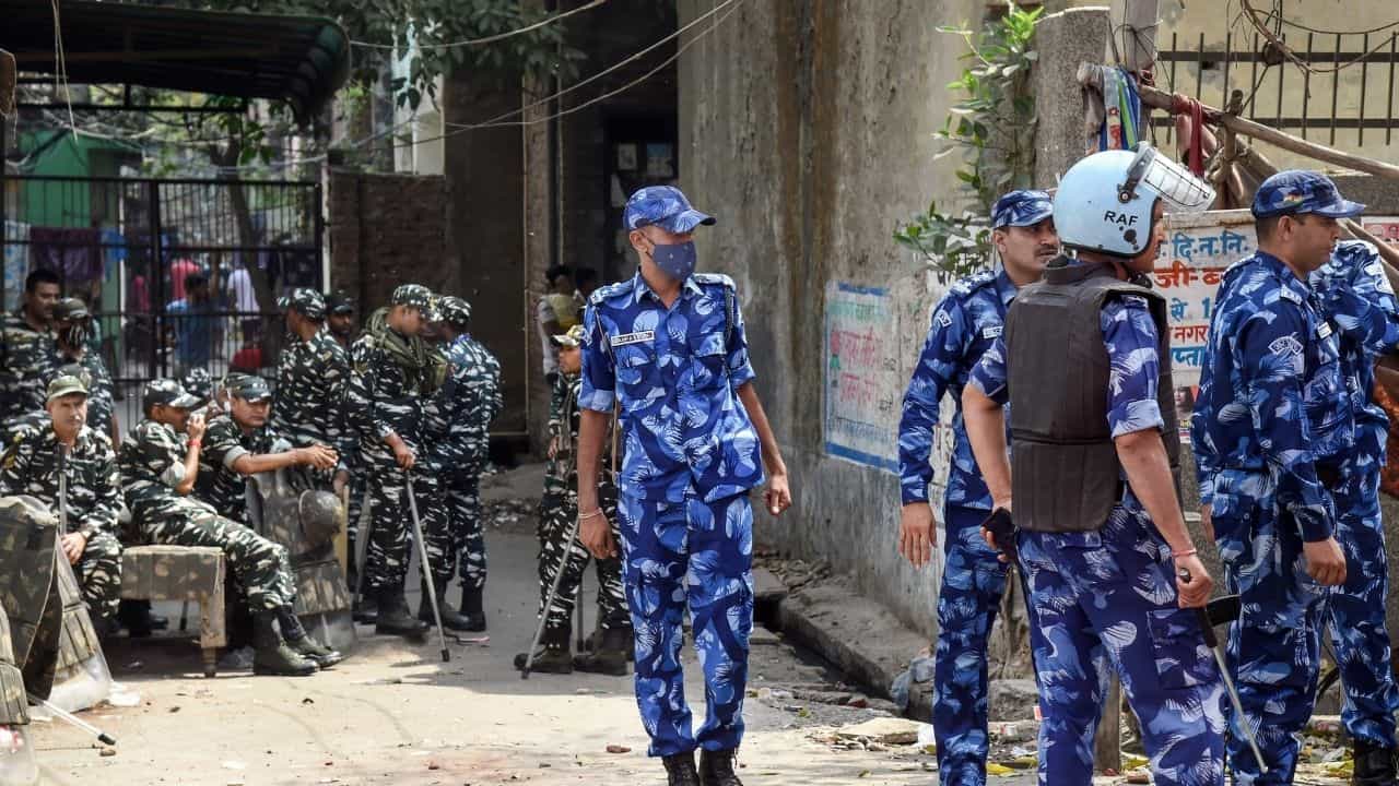 Delhi Clash: বুলেটে হাত ফুঁড়ে গিয়েছে পুলিশকর্মীর! জাহাঙ্গিরপুরীর সংঘর্ষে গ্রেফতার ১৪, তৈরি হল তদন্ত কমিটিও Delhi Clash: বুলেটে হাত ফুঁড়ে গিয়েছে পুলিশকর্মীর! জাহাঙ্গিরপুরীর সংঘর্ষে গ্রেফতার ১৪, তৈরি হল তদন্ত কমিটিও