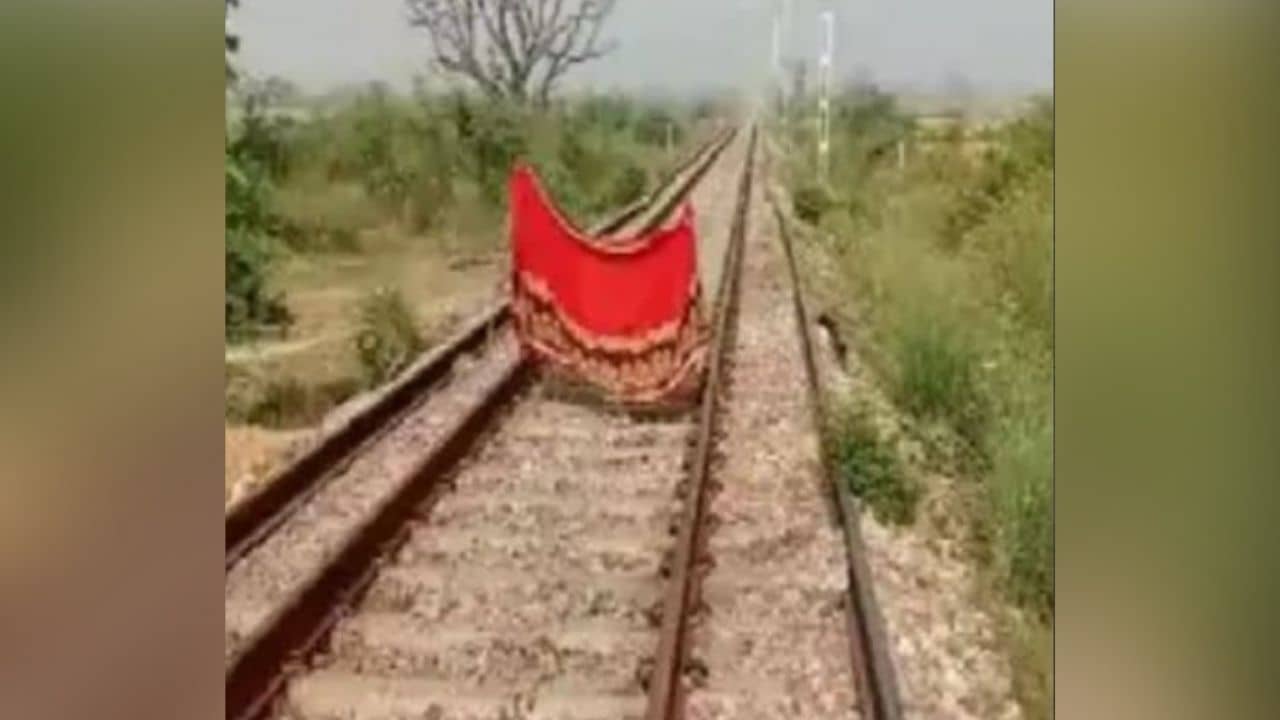 UP Viral Picture: হাতে মাত্র ৫ মিনিট সময়! একটা লাল শাড়িই বাঁচিয়ে দিল শতাধিক যাত্রীর প্রাণ, কীভাবে জানুন....