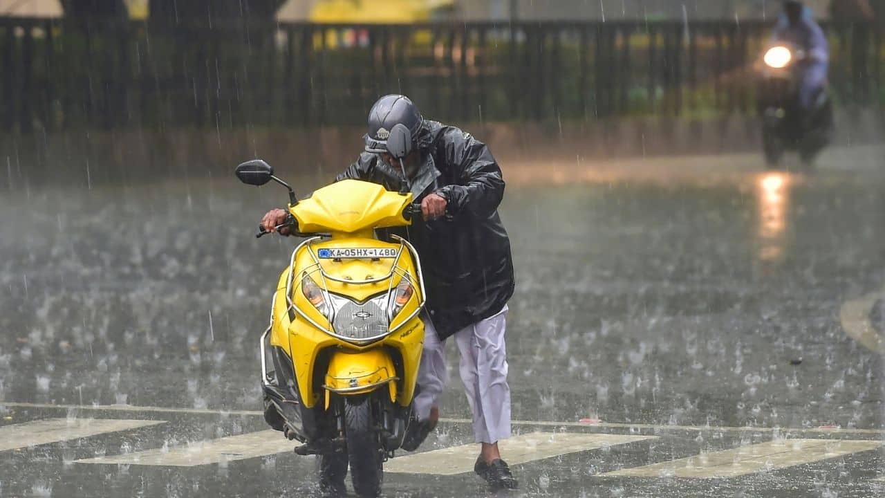 Weather Update: আর সহ্য করতে হবে না প্যাচপ্যাচে গরম, কোথায়-কবে থেকে ঝেঁপে নামবে বৃষ্টি, জানাল মৌসম ভবন