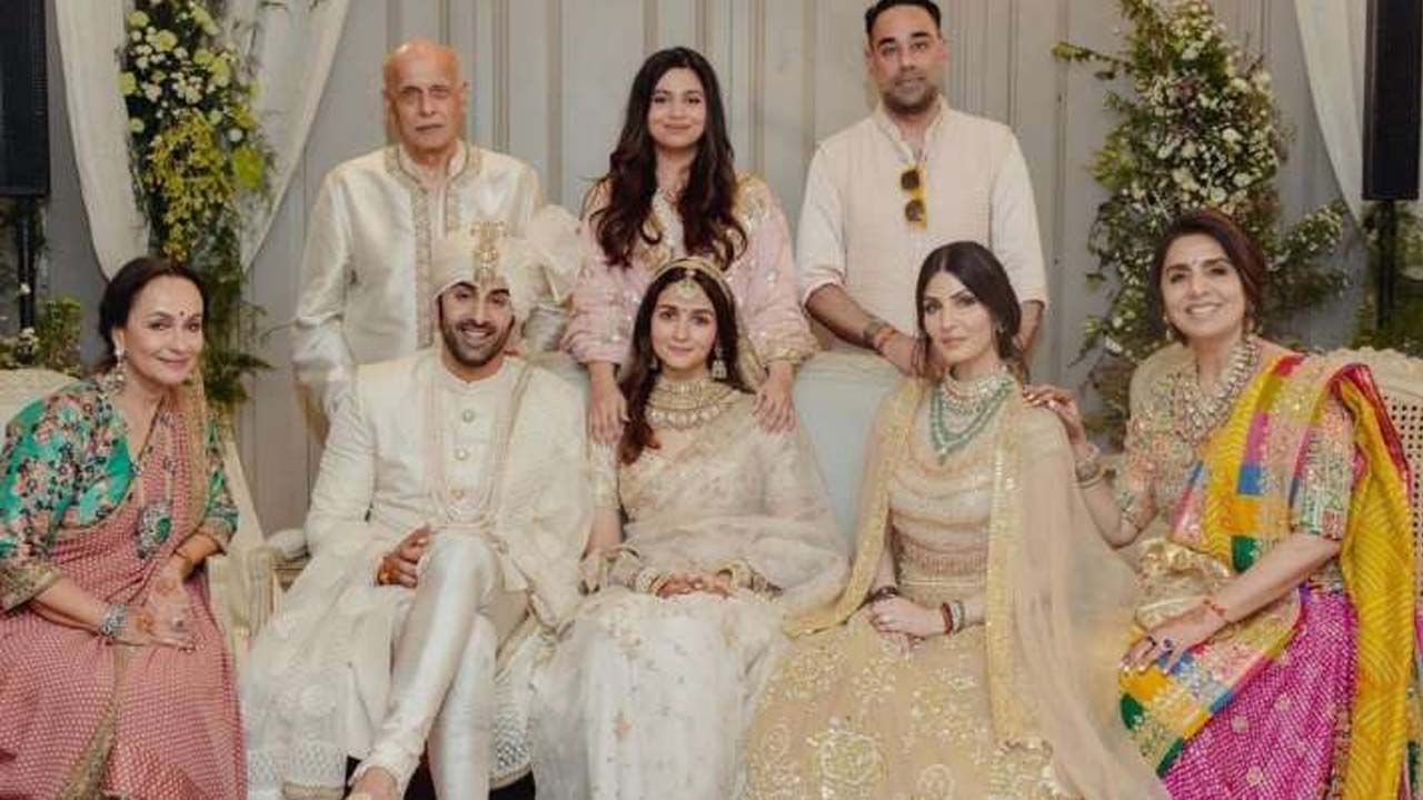 Ranbir-Alia-Neetu: নিখুঁত পারিবারিক ছবি ভাগ করে নিলেন নিতু কাপুর Ranbir-Alia-Neetu: নিখুঁত পারিবারিক ছবি ভাগ করে নিলেন নিতু কাপুর