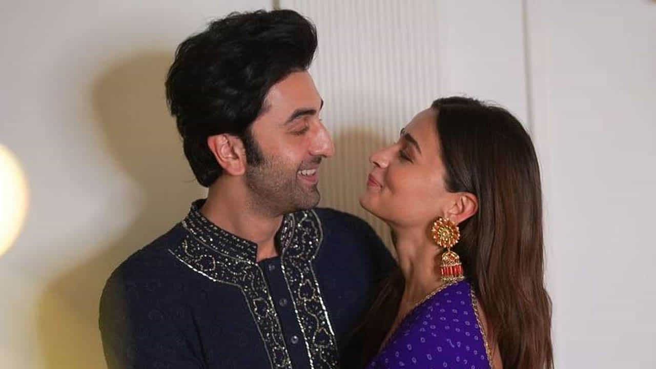 Ranbir Kapoor and Alia Bhatt: শুরু হয়ে গেল কাউন্ট ডাউন, এই দিনে এক হবেন রণবীর-আলিয়া Ranbir Kapoor and Alia Bhatt: শুরু হয়ে গেল কাউন্ট ডাউন, এই দিনে এক হবেন রণবীর-আলিয়া