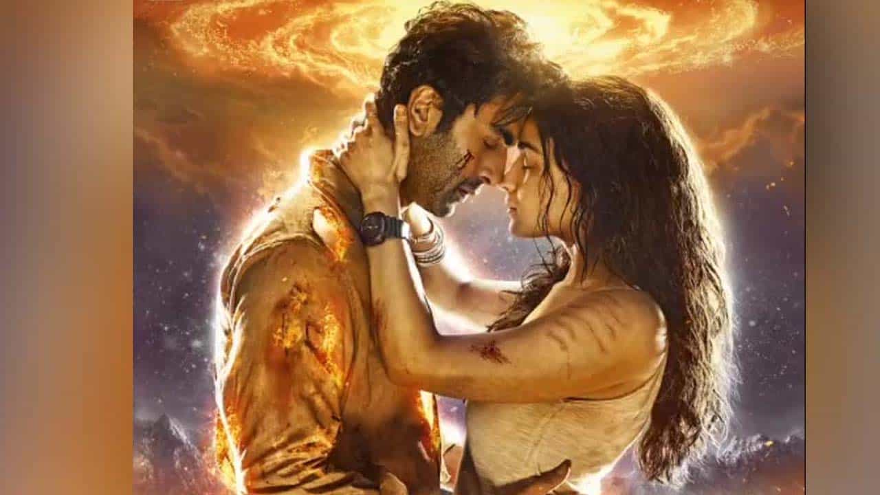 Ranbir-Alia-'Brahmastra': অনস্ক্রিন না অফস্ক্রিন, কোন ভালবাসার আগুন ছড়াচ্ছেন রালিয়া! Ranbir-Alia-'Brahmastra': অনস্ক্রিন না অফস্ক্রিন, কোন ভালবাসার আগুন ছড়াচ্ছেন রালিয়া!