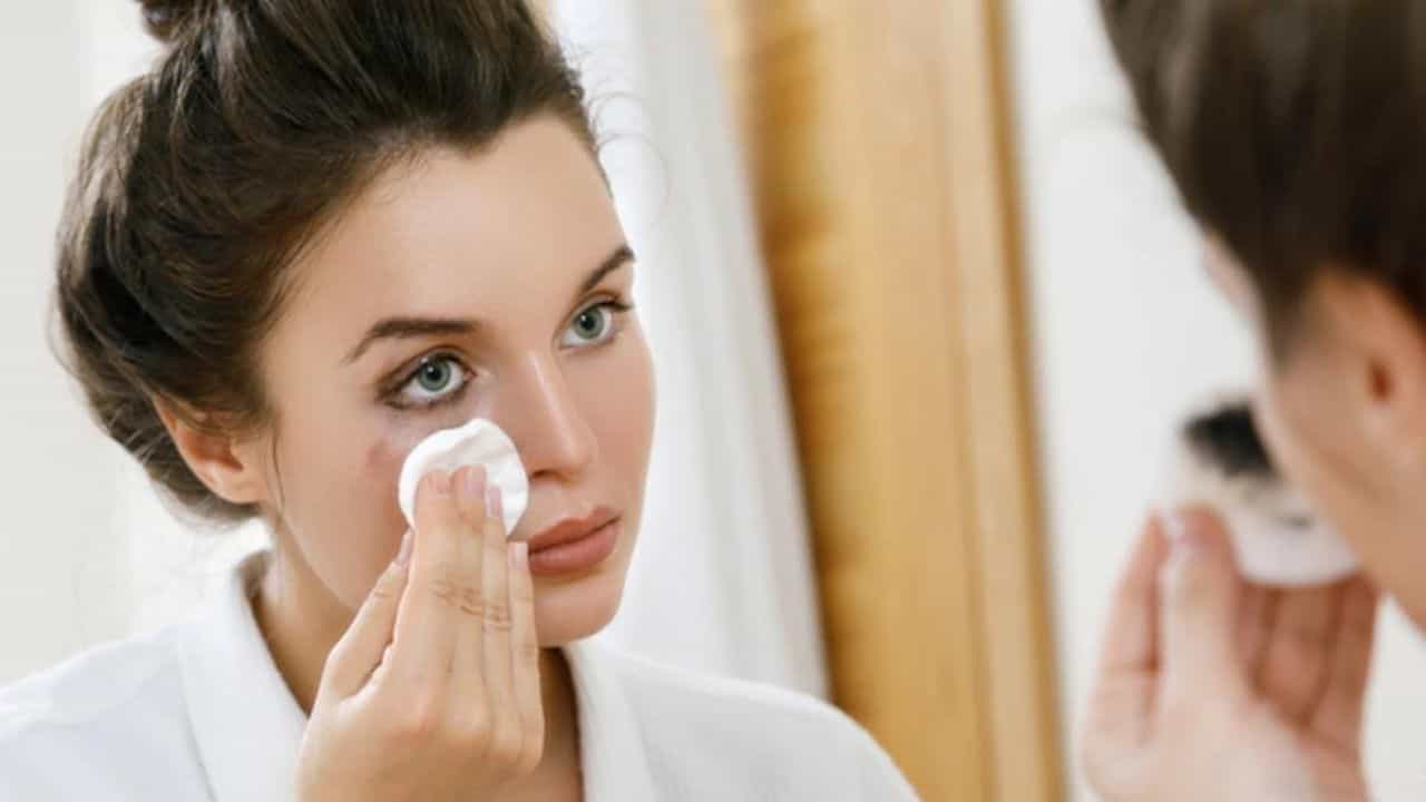 Remove Your Makeup: মেকআপ তোলার জন্য দামি পণ্য নয়, রান্নাঘরেই লুকিয়ে রয়েছে সেরা উপাদান! Remove Your Makeup: মেকআপ তোলার জন্য দামি পণ্য নয়, রান্নাঘরেই লুকিয়ে রয়েছে সেরা উপাদান!