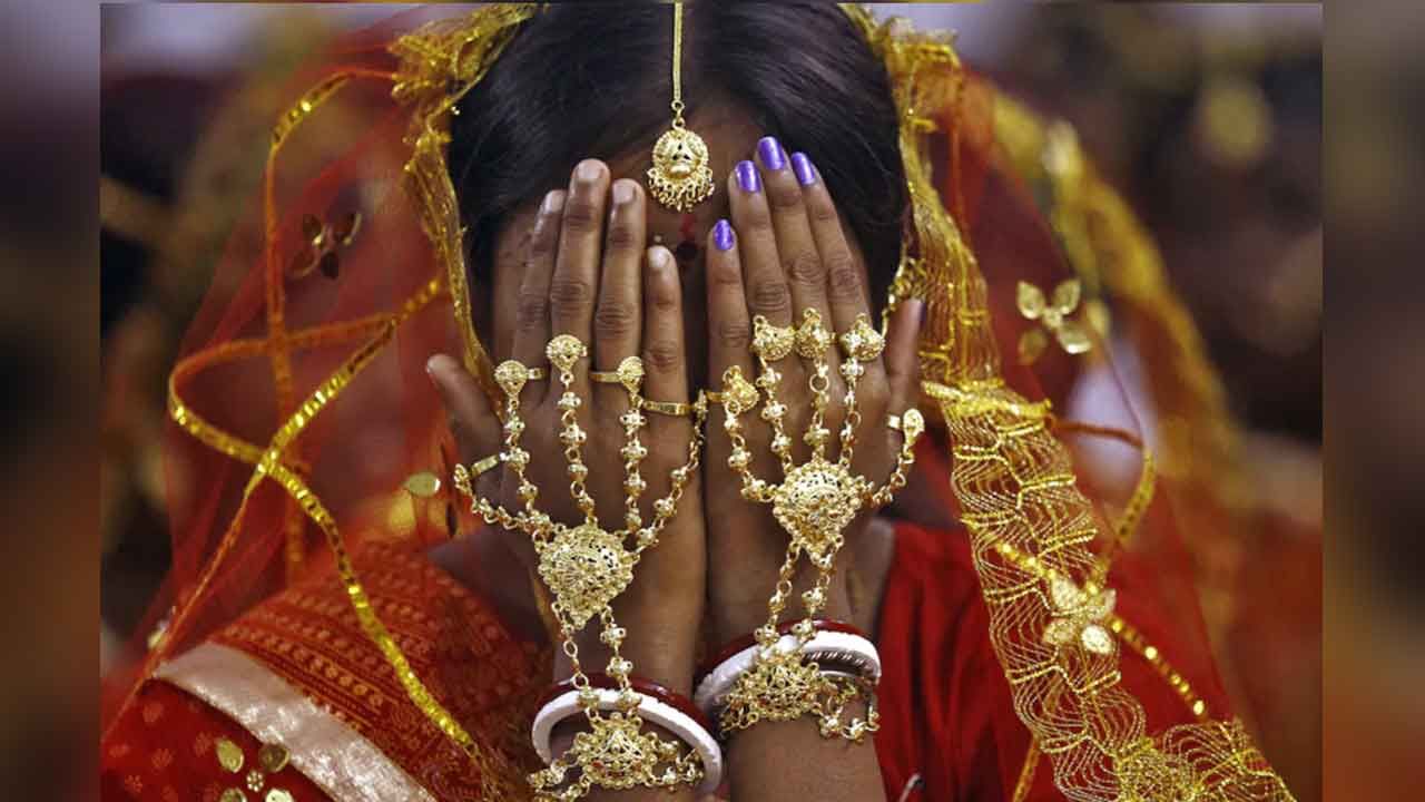 Matrimonial Fraud: 'ওর অন্য ছেলের সঙ্গে প্রেম আছে, হোয়াটসঅ্যাপে কথা হয়', বিয়ের সপ্তাহ না ঘুরতেই নতুন বউয়ের অন্য রূপ... Matrimonial Fraud: 'ওর অন্য ছেলের সঙ্গে প্রেম আছে, হোয়াটসঅ্যাপে কথা হয়', বিয়ের সপ্তাহ না ঘুরতেই নতুন বউয়ের অন্য রূপ...