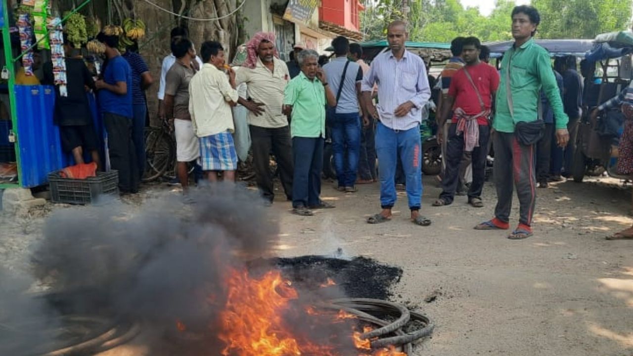 Road blocked in Daspur : বছর ঘুরতে না ঘুরতেই বেহাল দশা রাস্তার, টায়ার জ্বালিয়ে বিক্ষোভ দাসপুরে