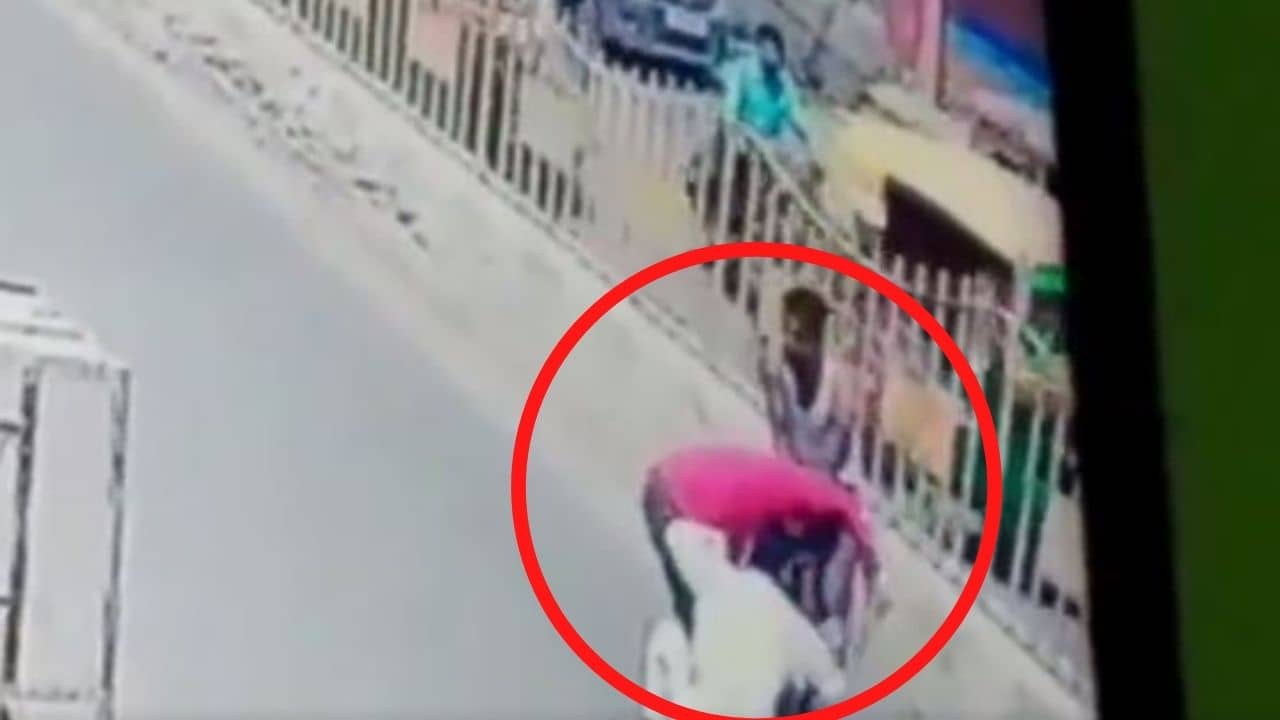 UP Murder: ব্যস্ত রাস্তায় ছুটছে গাড়ি, তার মাঝেই এক ব্যক্তিকে কোপাচ্ছেন তিনজন, দেখুন সেই ভয়ঙ্কর ভিডিয়ো