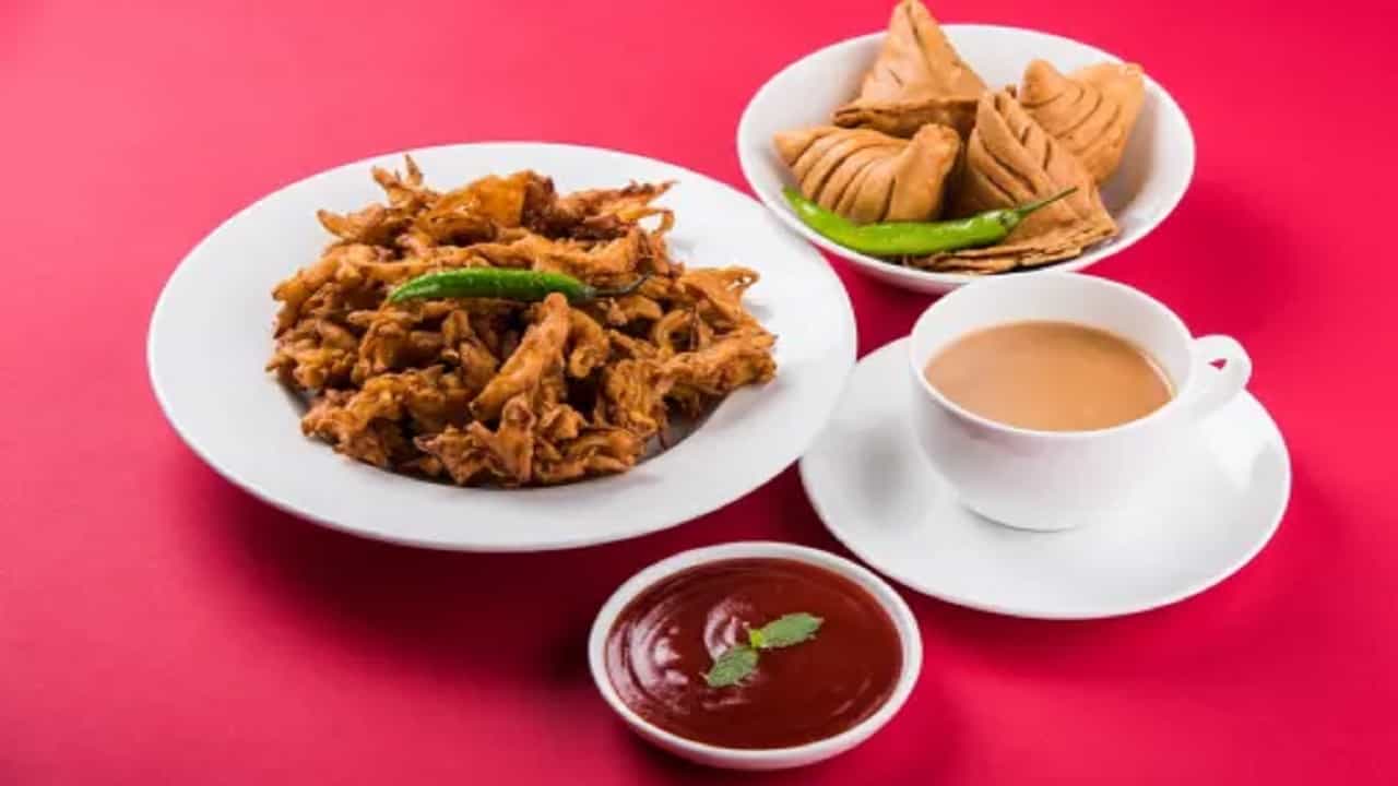 Tea Time Snacks: চায়ের সঙ্গে এই ৫ খাবার কিন্তু ভুলেও নয়! হতে পারে বিপদ... Tea Time Snacks: চায়ের সঙ্গে এই ৫ খাবার কিন্তু ভুলেও নয়! হতে পারে বিপদ...