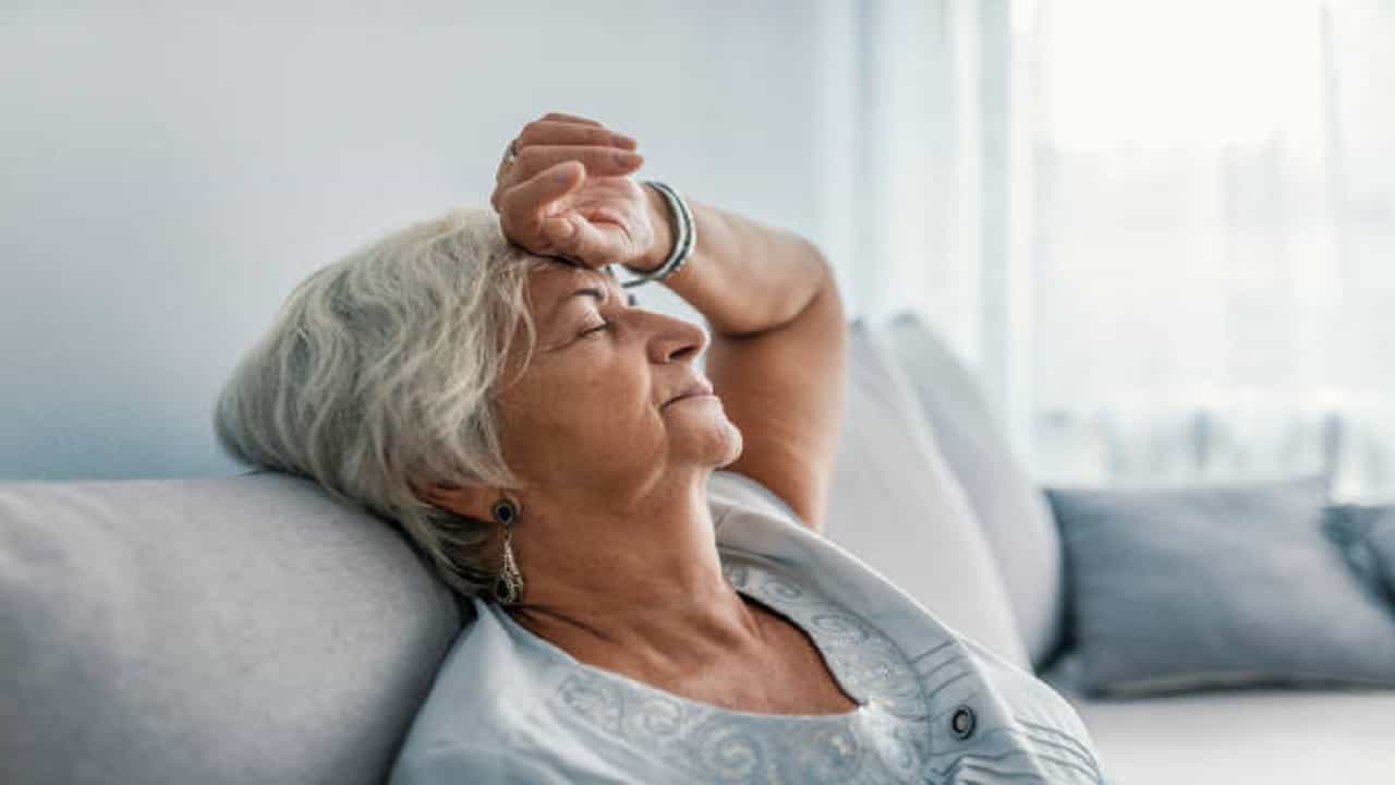Coronavirus Symptoms: গরমে বাড়ির বয়স্ক সদস্য খুব দ্রুত কাহিল হয়ে পড়ছেন? হতে পারে কোভিডের লক্ষণ Coronavirus Symptoms: গরমে বাড়ির বয়স্ক সদস্য খুব দ্রুত কাহিল হয়ে পড়ছেন? হতে পারে কোভিডের লক্ষণ