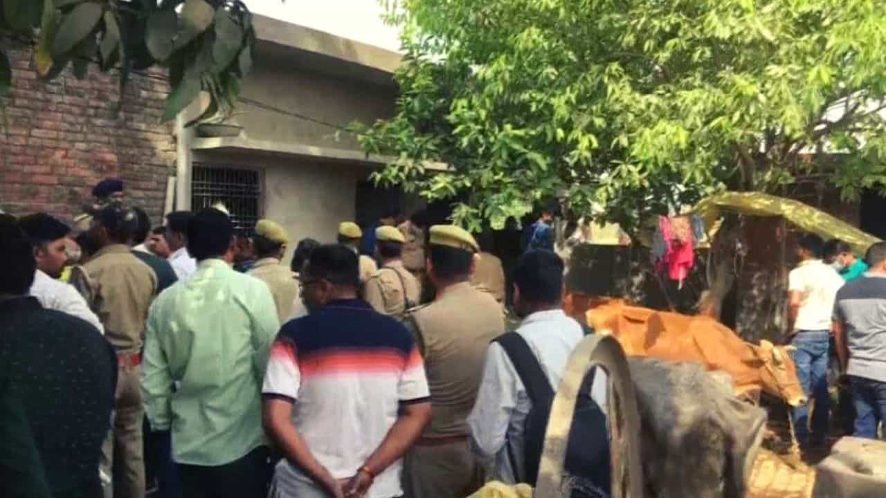 UP Family Murder: ঘর থেকে বেরচ্ছিল ধোঁয়া, দরজা খুলতেই চোখে পড়ল মাথা থ্যাঁতলানো ৫টি দেহ, ধন্দে পুলিশও UP Family Murder: ঘর থেকে বেরচ্ছিল ধোঁয়া, দরজা খুলতেই চোখে পড়ল মাথা থ্যাঁতলানো ৫টি দেহ, ধন্দে পুলিশও
