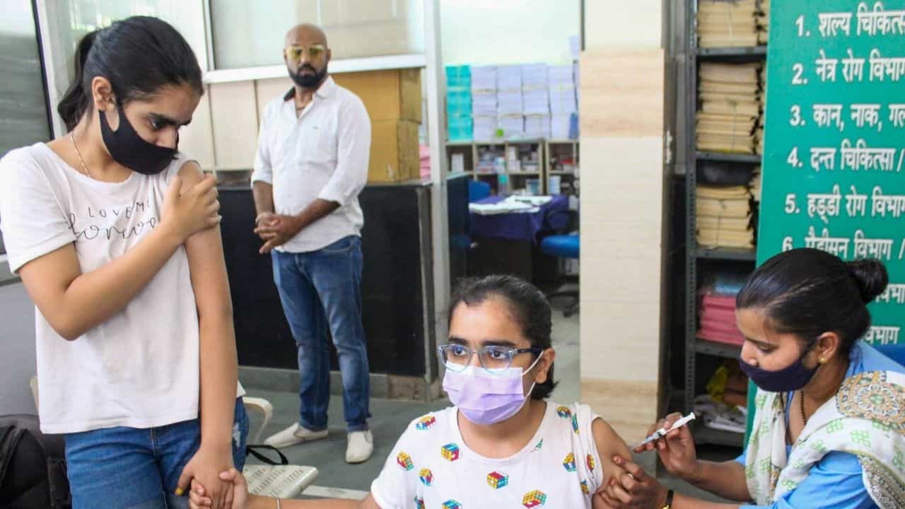 COVID-19 in Children: স্কুলে করোনা ছড়াতেই ঘুম উড়েছে অভিভাবকদের, কী বলছেন স্বাস্থ্য বিশেষজ্ঞরা? COVID-19 in Children: স্কুলে করোনা ছড়াতেই ঘুম উড়েছে অভিভাবকদের, কী বলছেন স্বাস্থ্য বিশেষজ্ঞরা?