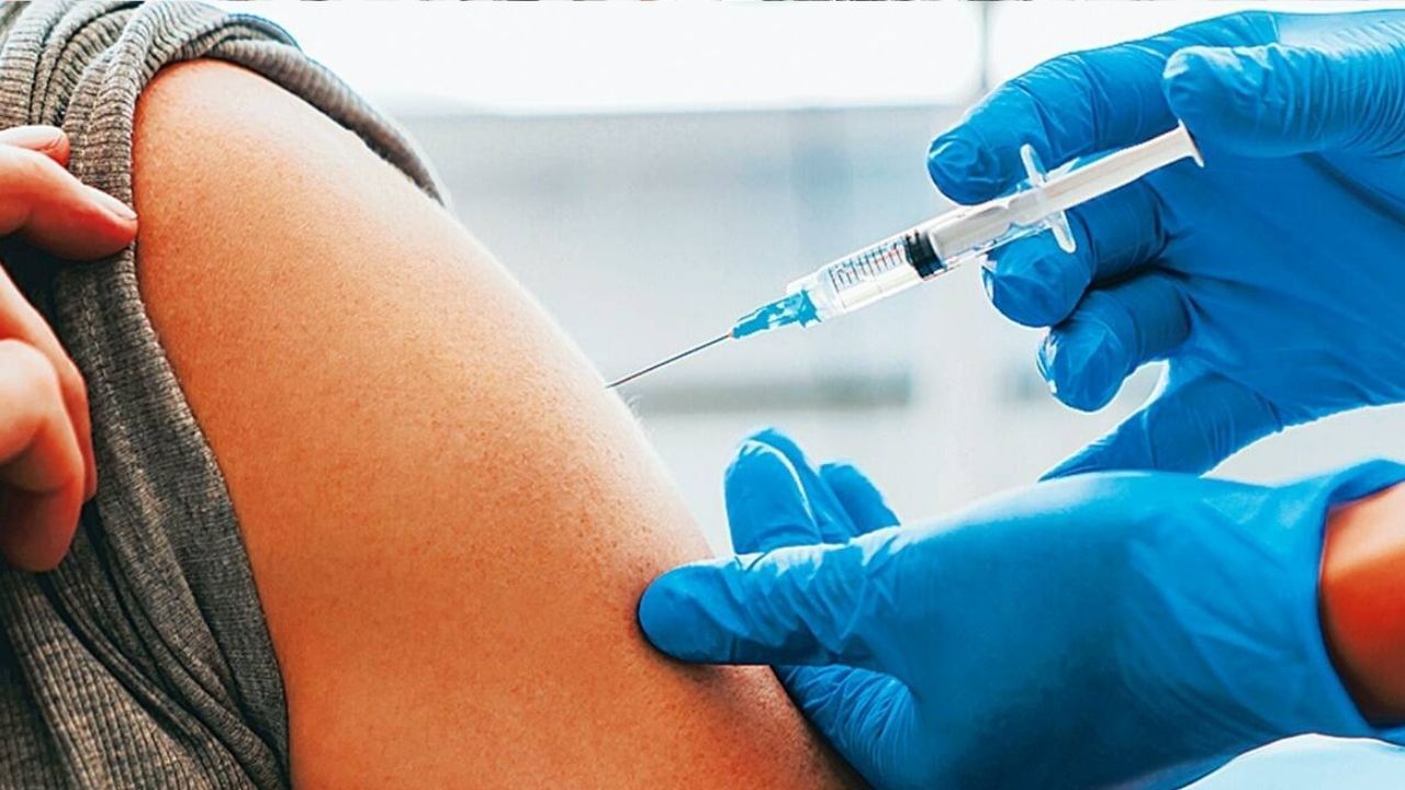 Death After COVID Vaccine: কোভিশিল্ড নেওয়ার পরই মৃত্যু পড়ুয়ার, ১০ কোটি টাকার ক্ষতিপূরণ চাইল মা-বাবা