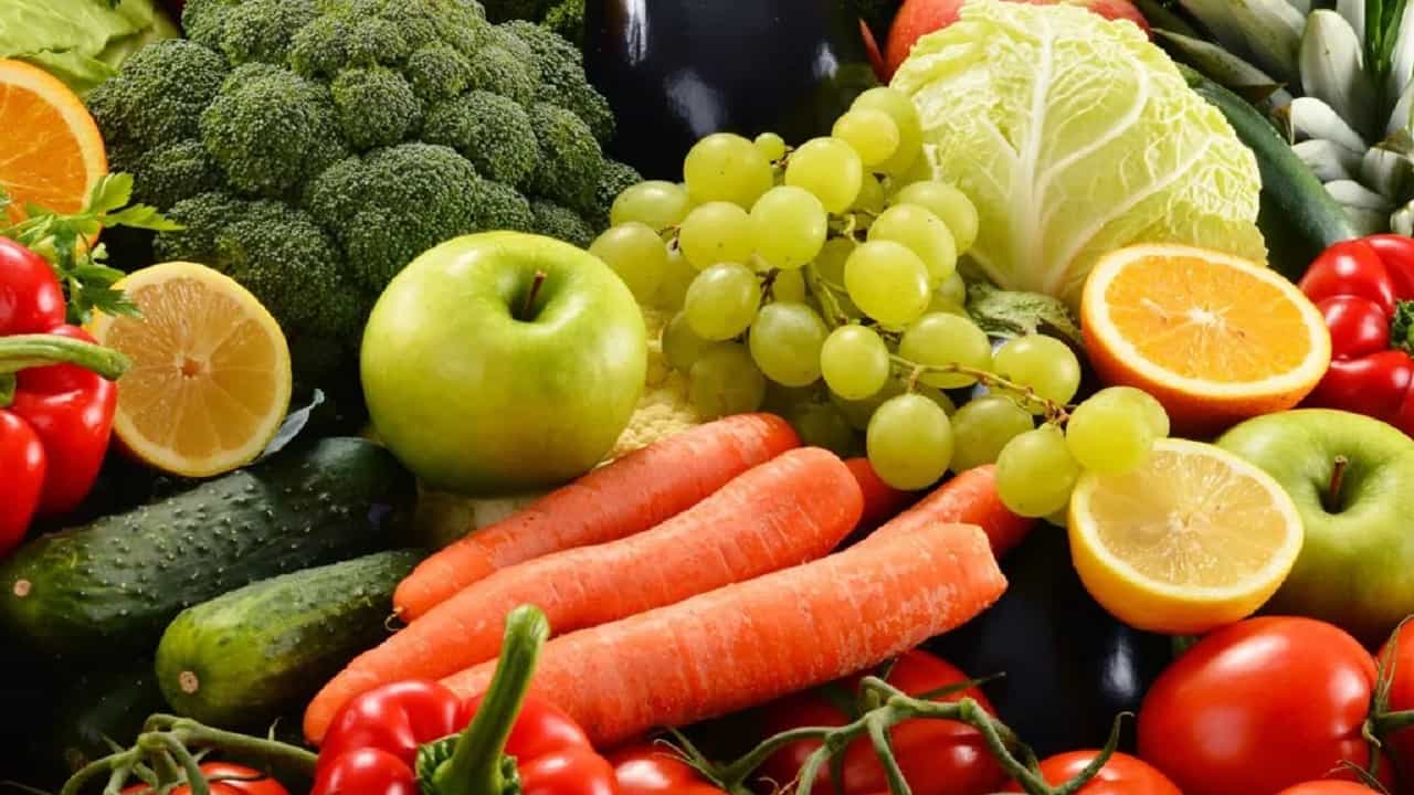 Vegetable: টমেটো-বেগুন-পটল তো সবজি হিসেবেই চেনেন, কিন্তু আদতে যে এগুলি গাছের ফল জানতেন? Vegetable: টমেটো-বেগুন-পটল তো সবজি হিসেবেই চেনেন, কিন্তু আদতে যে এগুলি গাছের ফল জানতেন?