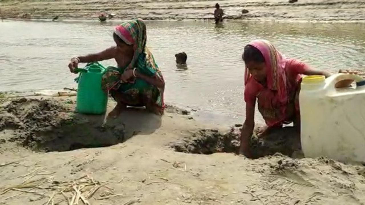 Drinking water problem : আর্সেনিকে ভরা নলকূপের জল, বছরের পর বছর এভাবেই জল সংগ্রহ করেন এখানকার বাসিন্দারা