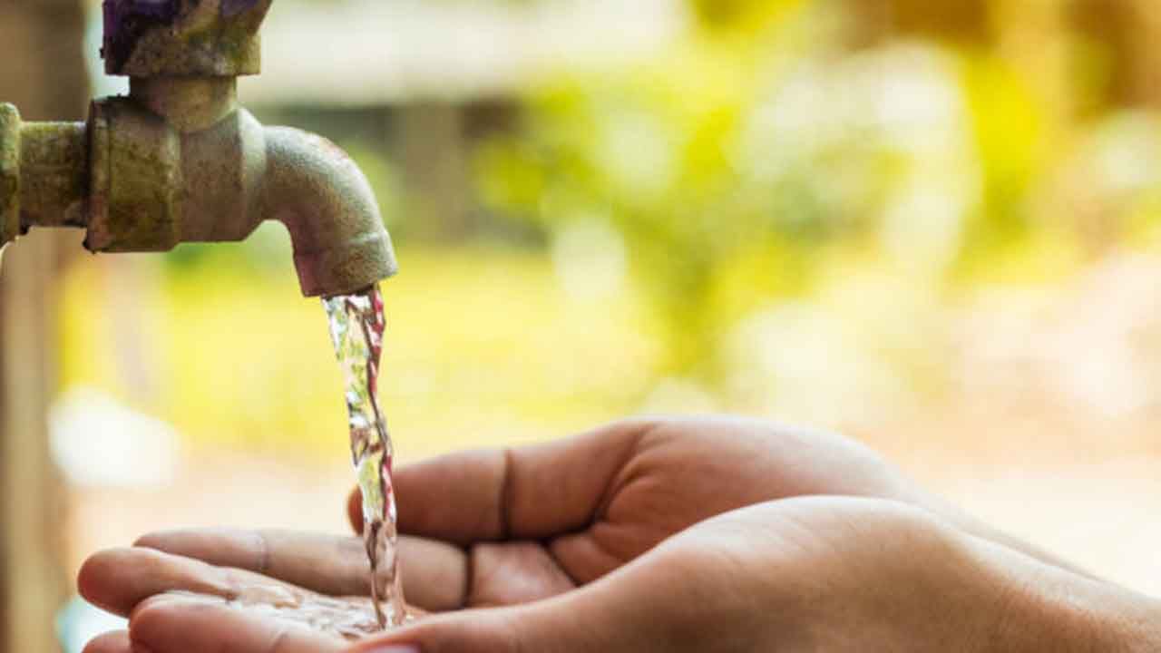 Drinking Water: প্রয়োজনে জলের লাইন কেটে দেওয়া হবে, TV9 বাংলায় অভিযোগ সামনে আসতেই নড়েচড়ে বসল প্রশাসন Drinking Water: প্রয়োজনে জলের লাইন কেটে দেওয়া হবে, TV9 বাংলায় অভিযোগ সামনে আসতেই নড়েচড়ে বসল প্রশাসন