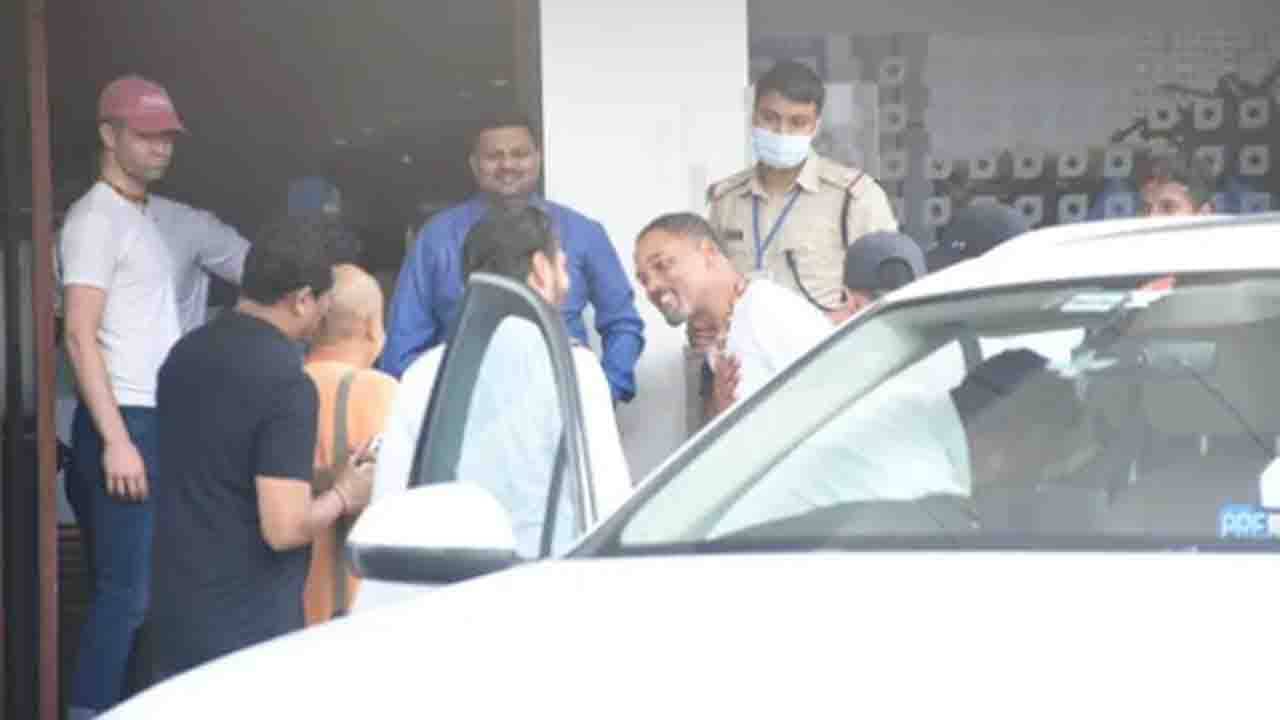 Will Smith: চড় কেলেঙ্কারির পর এই প্রথম জনসমক্ষে উইল স্মিথ; তাঁকে দেখা গেল মুম্বই এয়ারপোর্টে