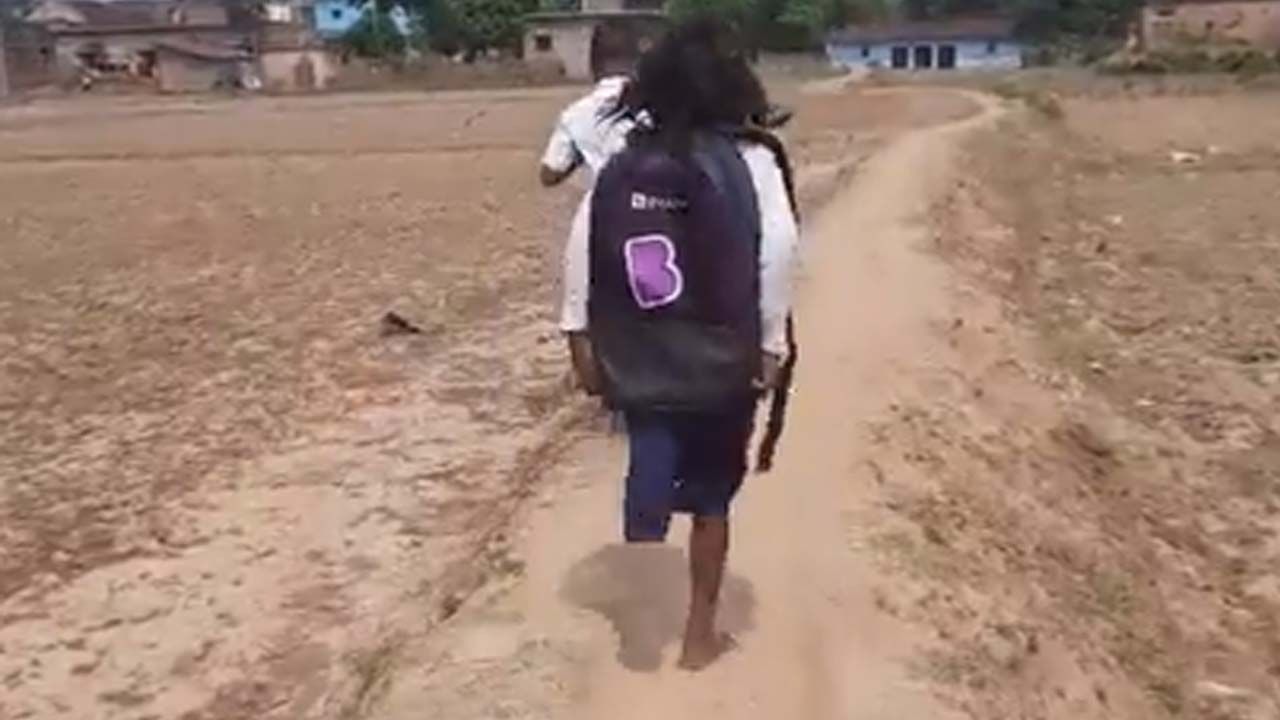 Bihar Girl With One Leg: Jumping to school on one leg! Kurnish Netdunia's  indomitable mentality of 10 years limit Bihar Girl With 1 Leg Is  Unstoppable As She Walks A km To