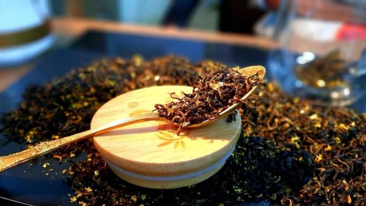 Gold Tea: মাত্র ১০০ গ্রাম চায়ের দাম ২৫,০০০টাকা! সোনার চায়ে চুমুক দিতে দুবাই নয়, মিলবে এদেশেই