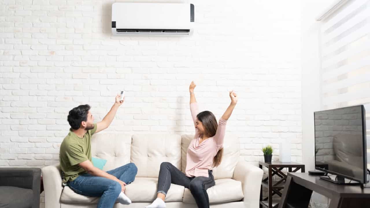 Air Conditioner Mistakes: এসি চালিয়ে এই ১০ ভুল করছেন না তো? খুব সাবধান, বড়সড় বিপদ হতে পারে...