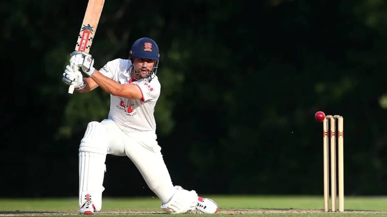 Alastair Cook: ১৫ বছরের এক কিশোরের বলে বোল্ড ইংল্যান্ডের এই প্রাক্তন অধিনায়ক