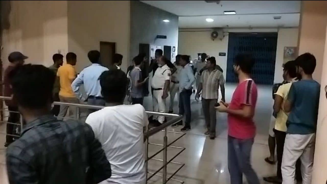 Aliah University Chaos: অনলাইন পরীক্ষার দাবিতে আলিয়ায় ঘেরাও, গভীর রাতে ক্যাম্পাসে ঢুকল পুলিশ