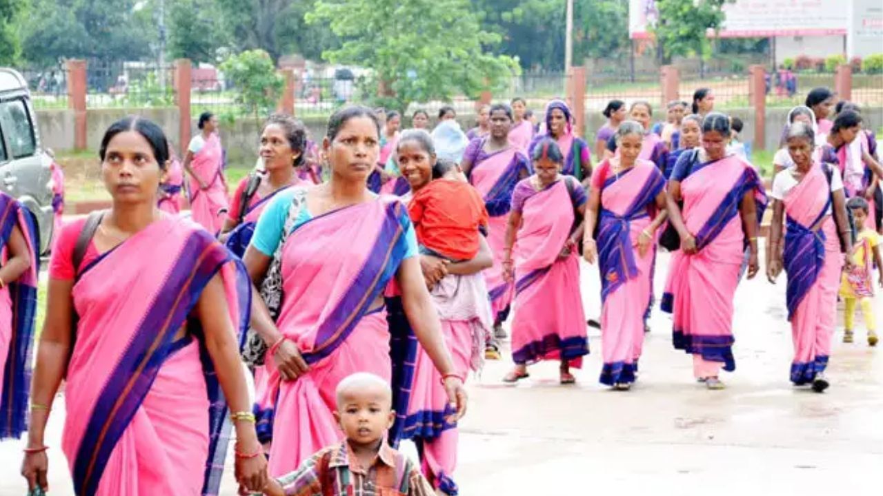 Anganwadi Worker Recruitment: মহিলাদের জন্য বড় সুযোগ! মাধ্যমিক পাশেই অঙ্গনওয়াড়ি কেন্দ্রে মিলবে চাকরি